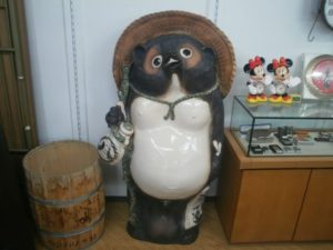 信楽焼のたぬきの置物 50号をお買取りさせて頂きました。