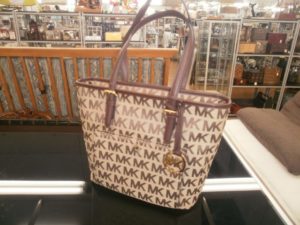 マイケル・マイケルコース モノグラム ハンドバッグ お買取りさせて頂きました。