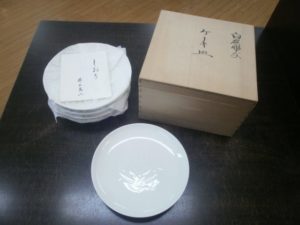 井上萬二作　ケーキ皿５枚組をお買取りさせて頂きました。