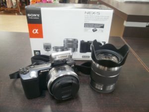 SONY ミラーレス一眼レフカメラ　α NEX-5　ダブルレンズキットをお買取りさせて頂きました。